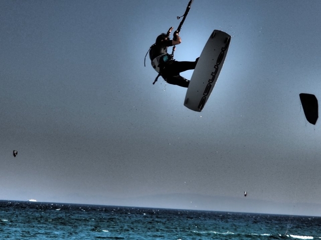 Participanle saltando con la tabla